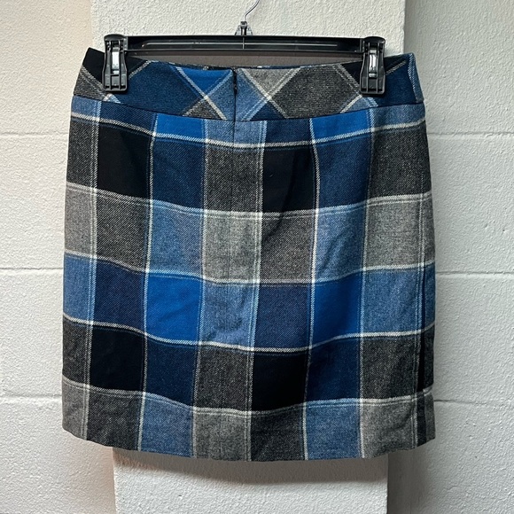 Talbots Woman's Mini Skirt Plaid Blue Gray And Black Wool Blend. 10 - Picture 2 of 4